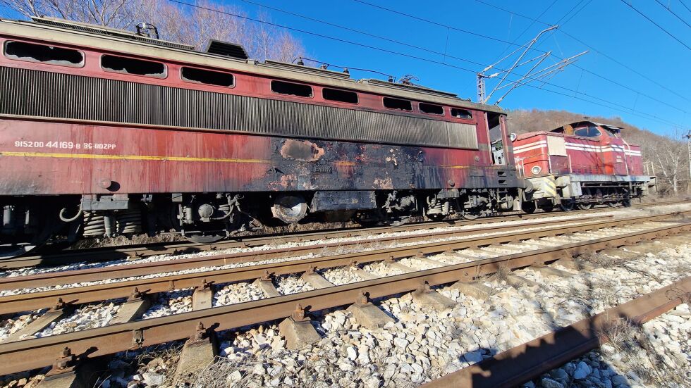 Локомотив на пътнически влак се запали край Мездра (СНИМКИ)