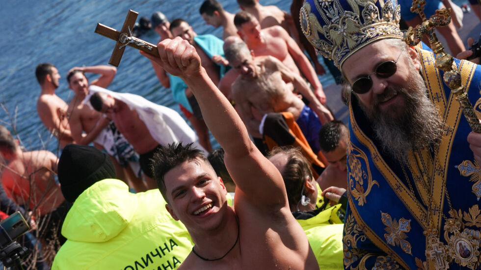 Професионален плувец извади кръста от езерото в „Дружба“ в София