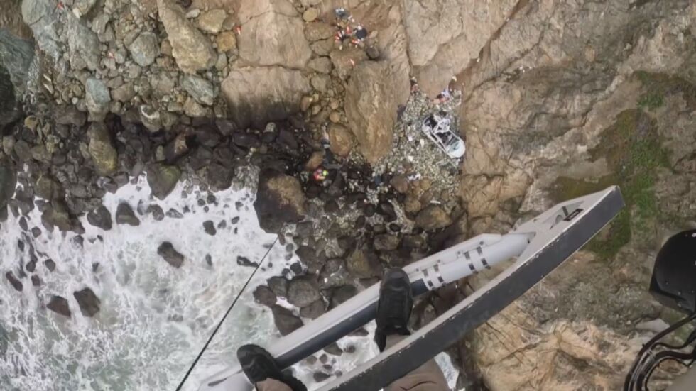 Видео показва мястото, на което кола падна от 76-метрова скала, а семейство оцеля по чудо