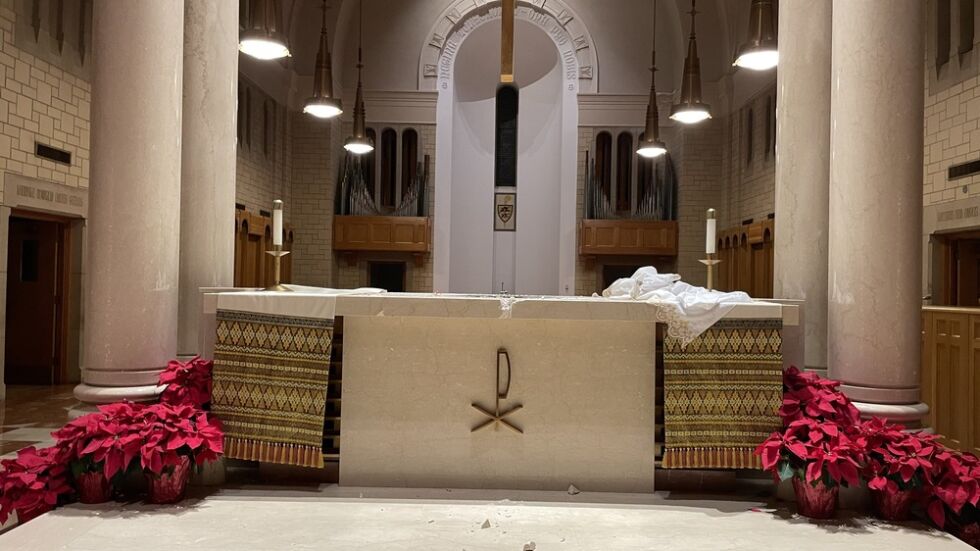 Мъж влезе в църква, разби мраморен олтар с чук и открадна реликви на 1500 години (СНИМКИ)