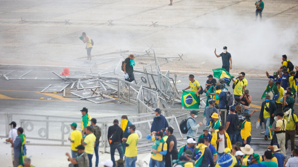 Поддръжници на Болсонаро щурмуват бразилския конгрес (СНИМКИ)