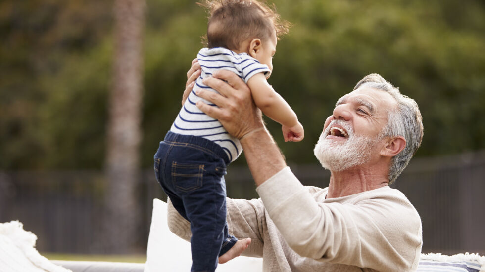 Баба или дядо могат да се грижат за внучето срещу обезщетение