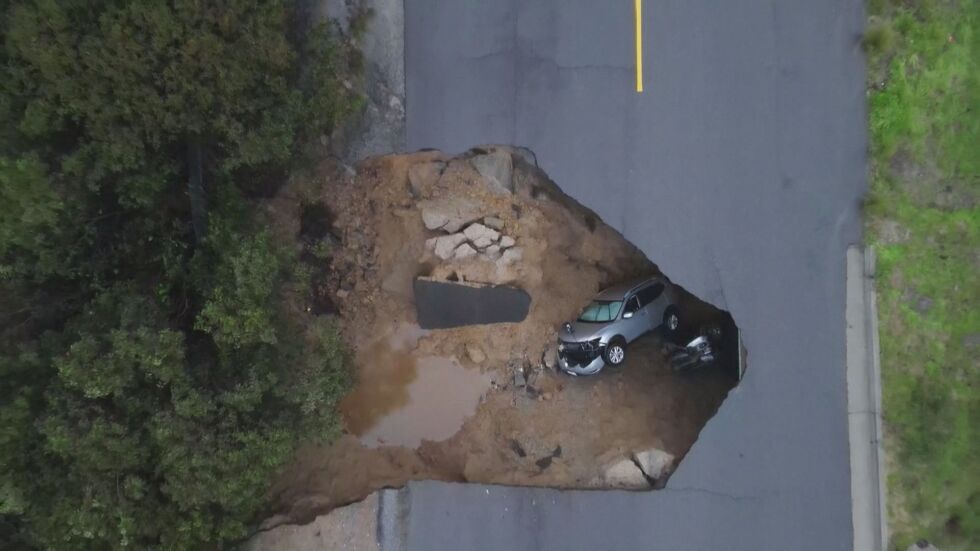 Огромна дупка погълна коли в Калифорния (ВИДЕО)