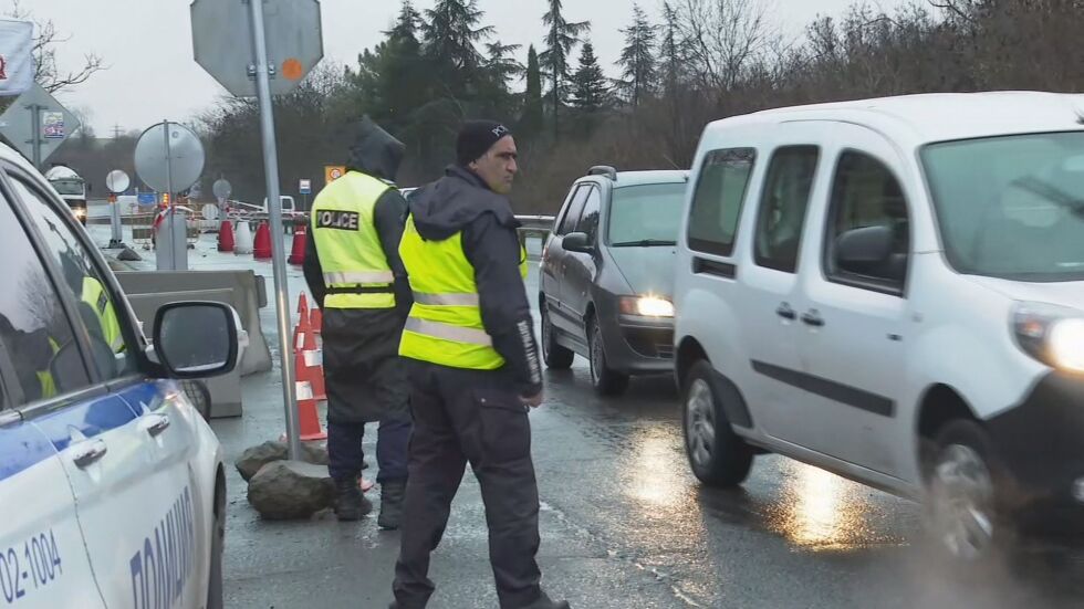 Полицията задържа шофьора беглец, блъснал пет автомобила в Бургас