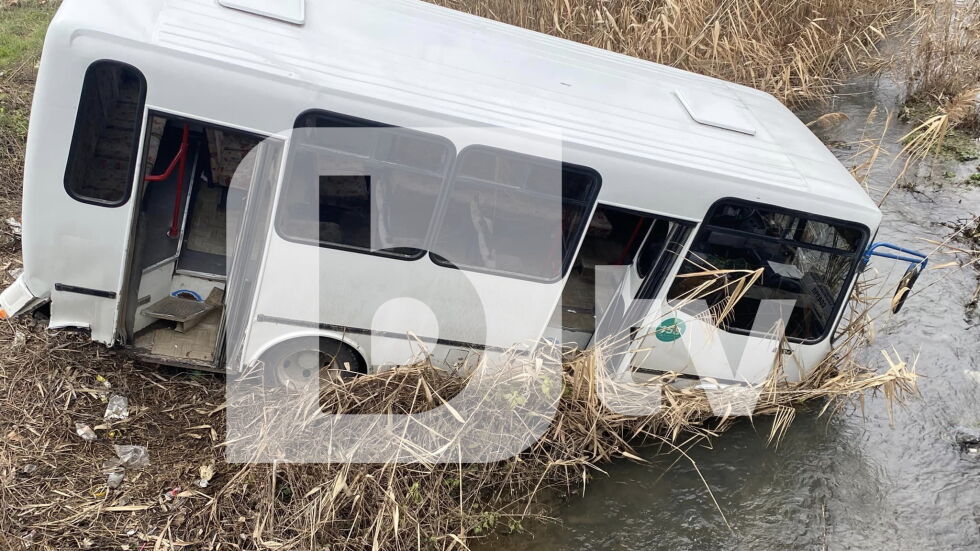 Пътнически автобус падна в река в сливенско село (ВИДЕО)