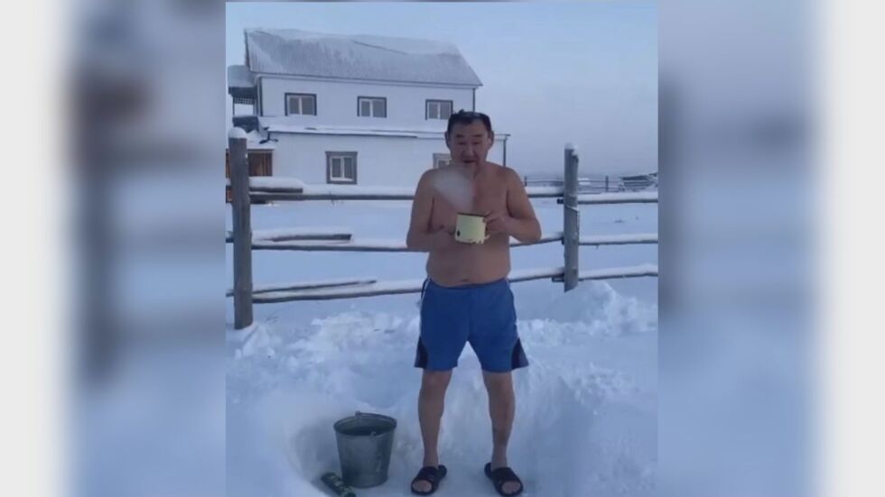 Душ в екстремен студ: Мъж се къпе на минус 56 градуса в Якутия