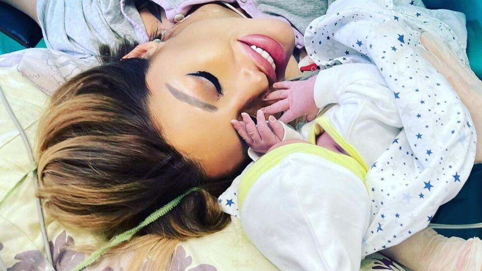 Джулиана Гани показа първа снимка на новородения си син