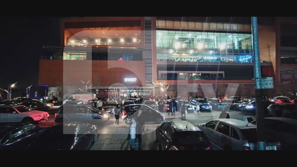 Сигнал за бомба евакуира посетителите на столичен мол (ВИДЕО)