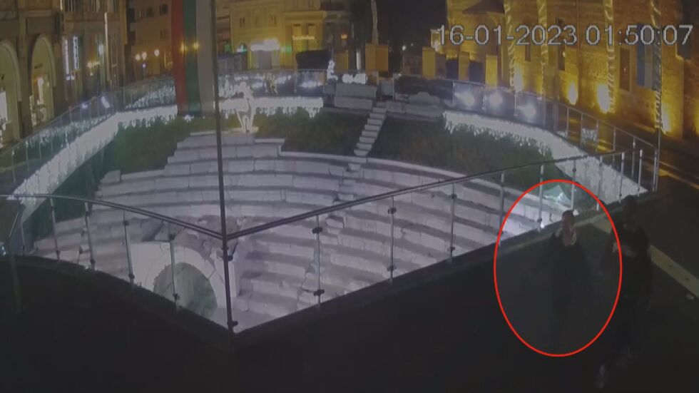 Видео показва момчета, счупили стъкло от парапета на Римския стадион в Пловдив