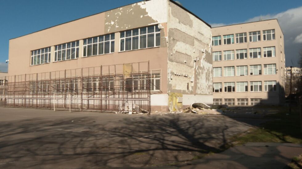 Щети от бурния вятър в София: Пострадаха фасади на училища и детски градини (ОБЗОР)