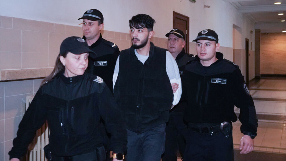 Сириецът, предложил подкуп от 10 000 евро на полицай, остава в ареста