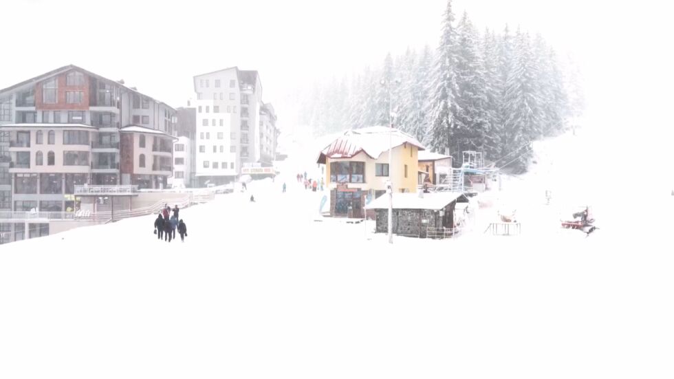 Обилен снеговалеж на Пампорово, пистите са затворени (ВИДЕО)