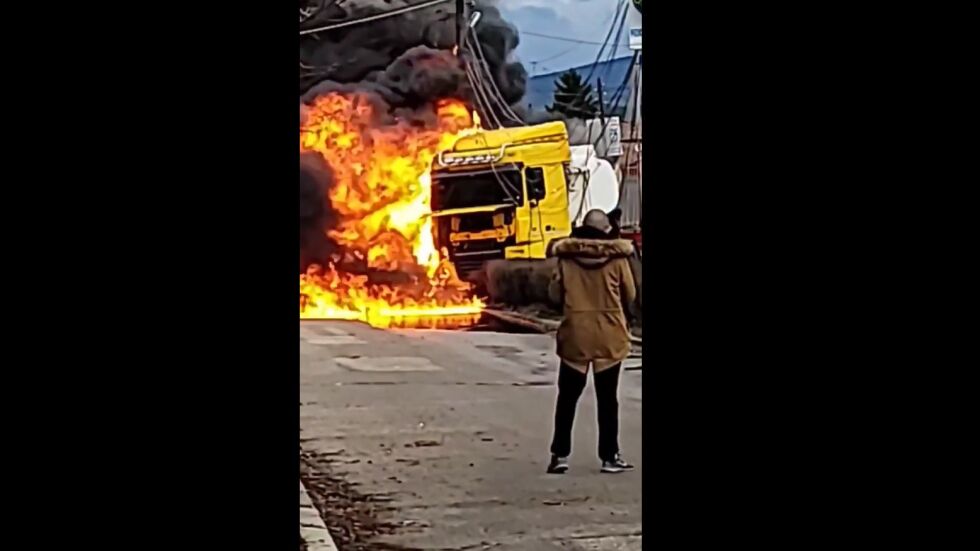 Цистерна с гориво се запали в Костинброд (ВИДЕО)