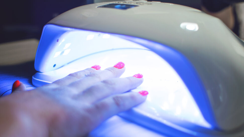 Проучване: UV лампите за изпичане на гел лак могат да доведат до рак и ДНК мутации 