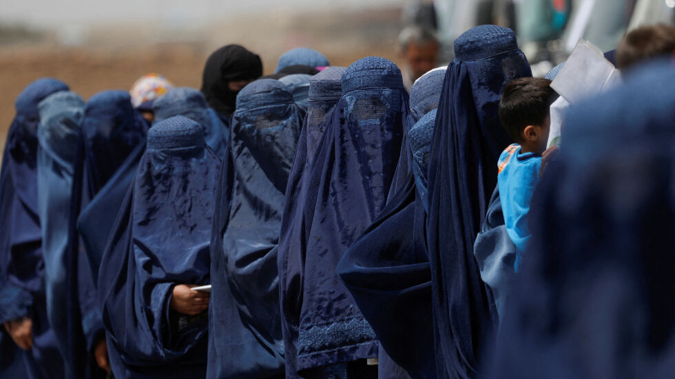 Женският свят, който се срути: Афганистанките и животът им единствено вкъщи