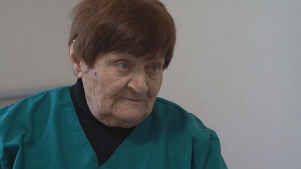 Лекарка на 86 г. работи на 3 места, за да се грижи за внука си