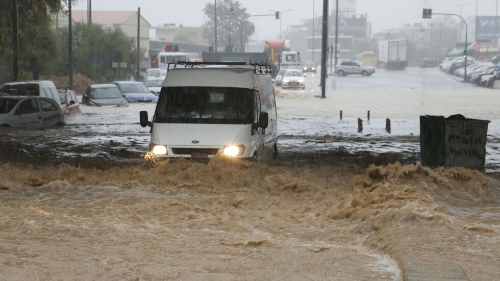 "Градушка, силни дъждове и блокирани коли": Опасно време в Гърция  
