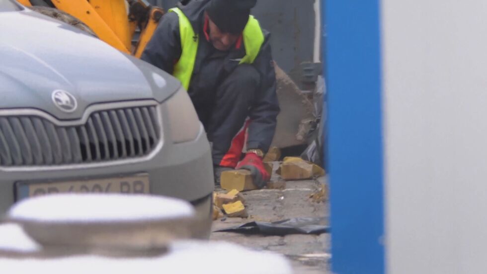 Отново: Работник чупи с чук жълти павета в столицата (ВИДЕО) 