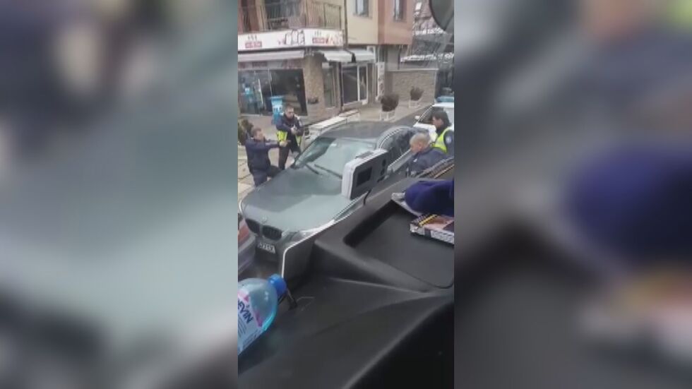 Вижте как вадят от колата шофьора, барикадирал се след гонка с патрулка (ВИДЕО)