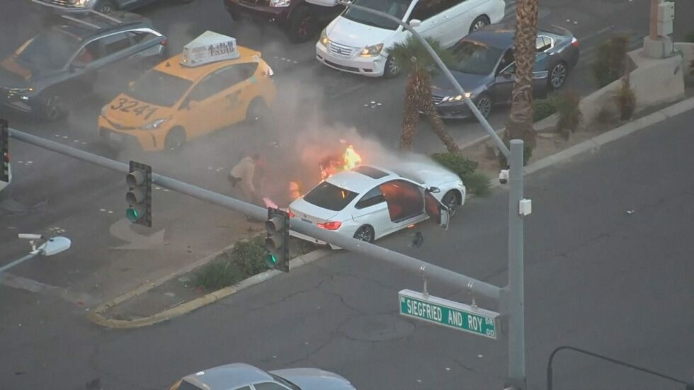 Извадиха шофьор от кола, секунди преди тя да избухне в пламъци (ВИДЕО)