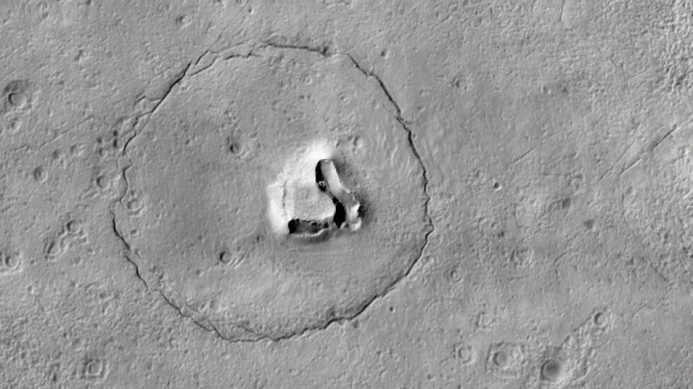 НАСА разпространи кадър от повърхността на Марс с „глава на плюшено мече“