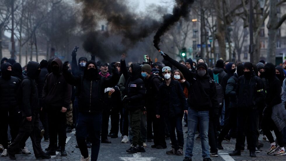 С безредици и бой приключи националната стачка във Франция (ВИДЕО И СНИМКИ)