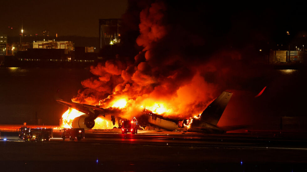 Самолет е в пламъци, докато се приземява на летище в Токио (ВИДЕО И СНИМКИ)