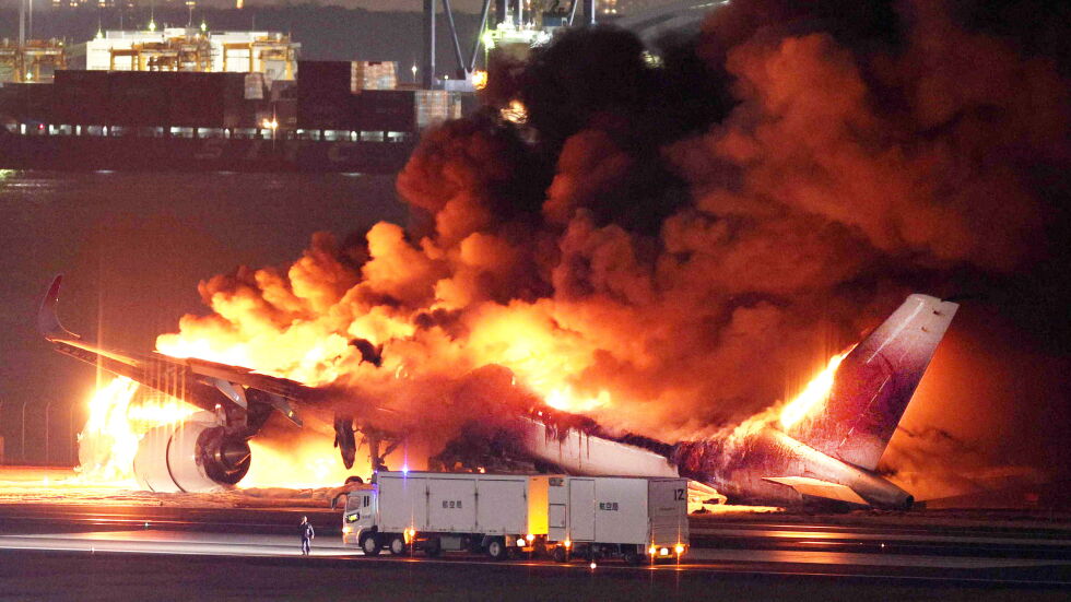 Огнен ад на борда: Моментът, в който самолетът в Токио бе обхванат от пламъци (ВИДЕО)