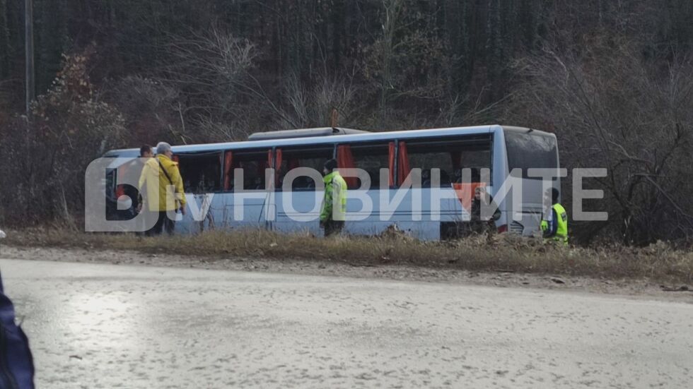 Катастрофа между автобус с туристи и камион в Русенско (СНИМКИ)