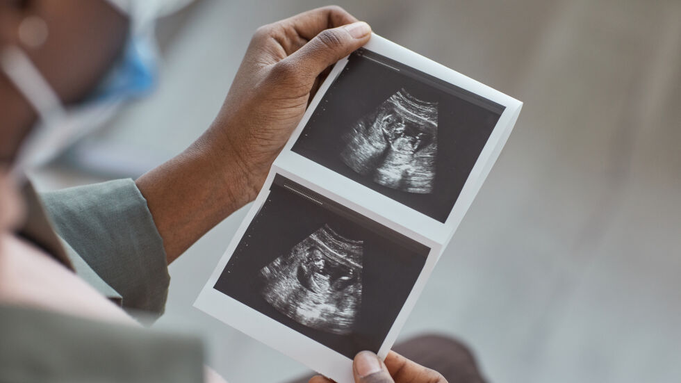 Дела и върнати деца след невъобразимо объркване на ембриони от инвитро клиника