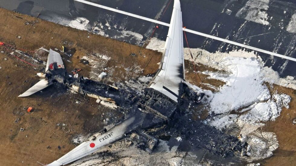 „Бях уплашен до смърт“: Пътници от огнения самолет в Япония с разказ за ужаса
