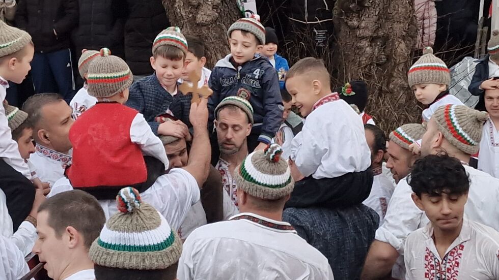 На Йордановден в Калофер: Мъжко хоро във водите на Тунджа и литийно шествие с хоругви 