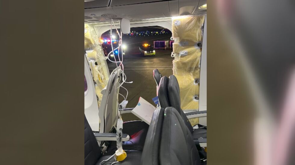 Кадри отвътре: Вижте пътниците по време на кацане, докато прозорец и стена на самолет се откъсват