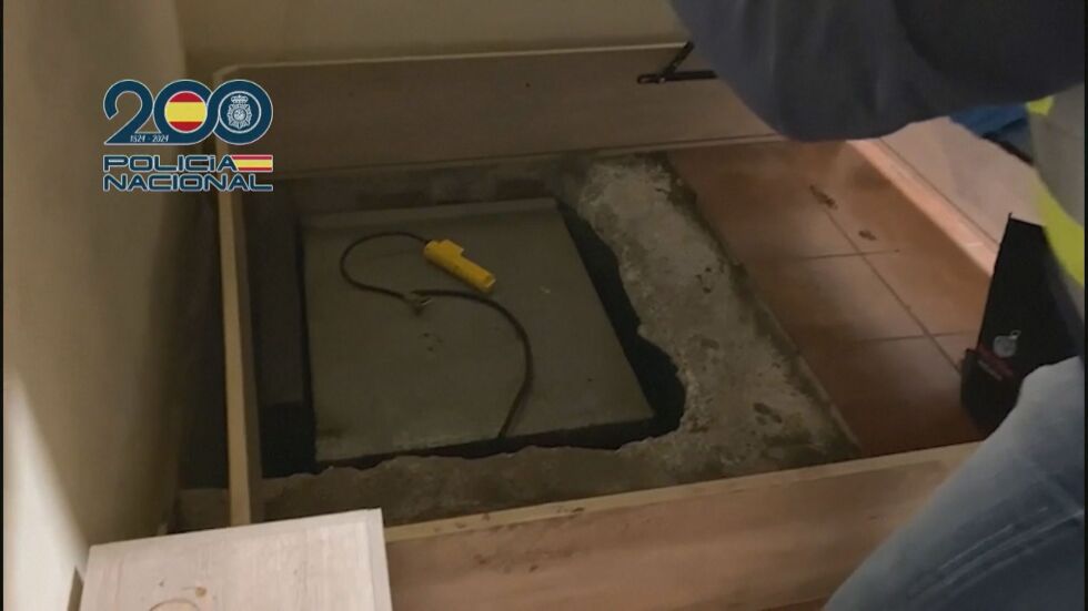 Скрита под матрак на диван: Разбиха лаборатория за екстази във Валенсия (ВИДЕО)