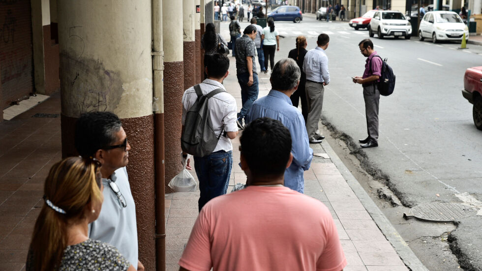  Група въоръжени мъже с качулки на главата са нахлули в телевизионно студио в Еквадор 