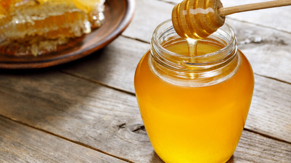 Медът - вкусен и полезен, но защо е важно да не го нагряваме?
