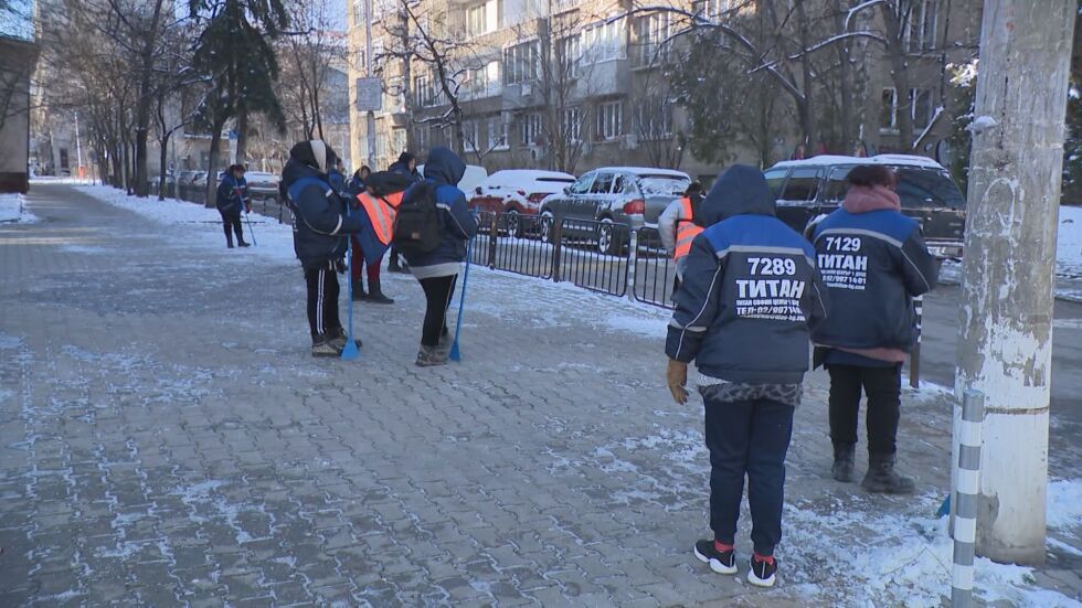 Минус 14° в Кнежа, а през "Пирогов" само в началото на деня са приети 50 души, паднали на леда