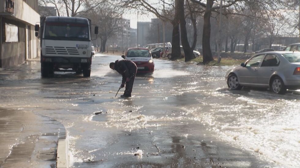 Голяма авария в Сливен: Километри от пътя към града са под вода
