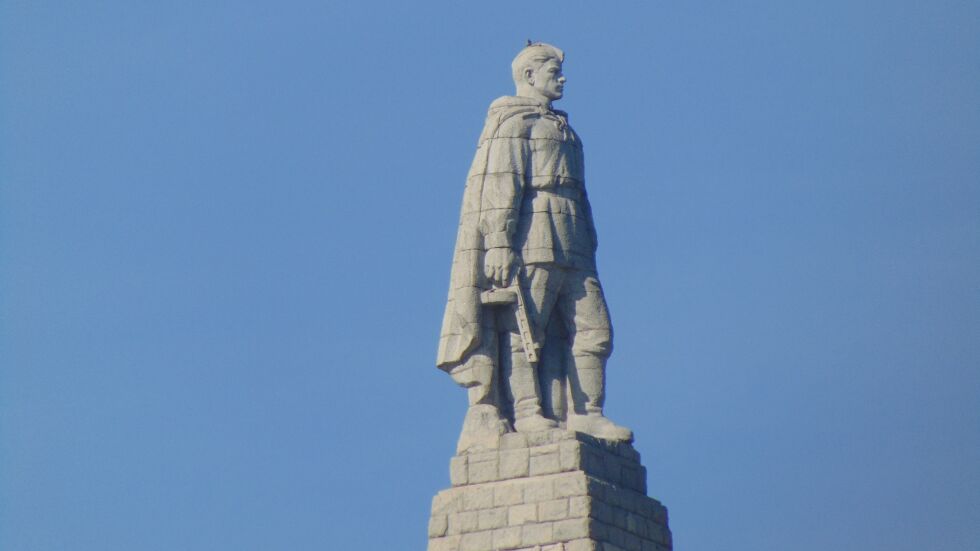 Символ на тежък или епичен период в историята ни: Защо искат да преместят паметника на Альоша в Пловдив?