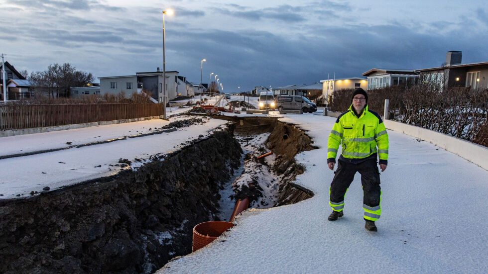 Издирват мъж, паднал в пукнатина, отворила се след изригването на вулкана в Исландия