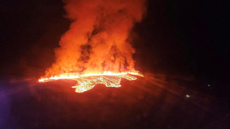 Вулканът в Исландия: Моментът, в който лавата подпали къщи (ВИДЕО И СНИМКИ)