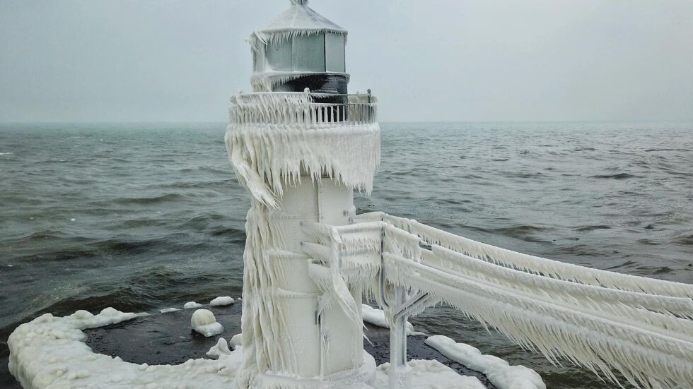 Зимна страна на чудесата: Замръзна фарът в езерото Мичиган (СНИМКИ)