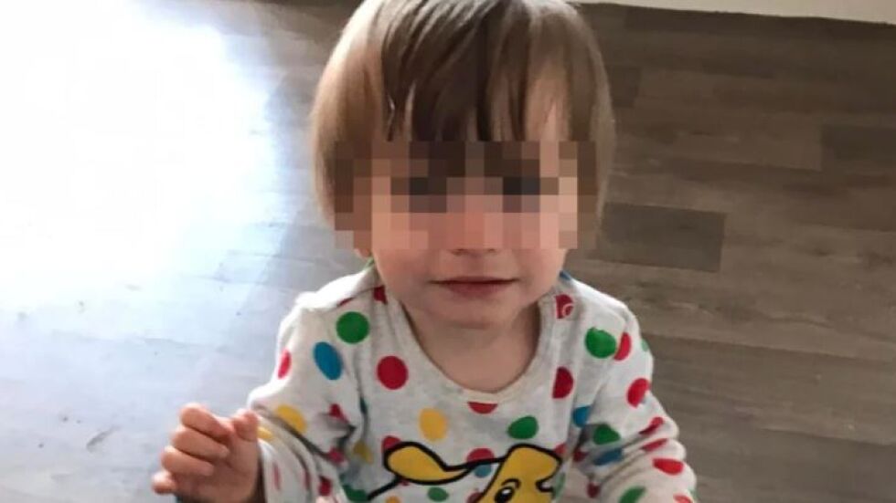 Открити дни по-късно: Двегодишно дете издъхва до мъртвия си баща, който е покосен от инфаркт