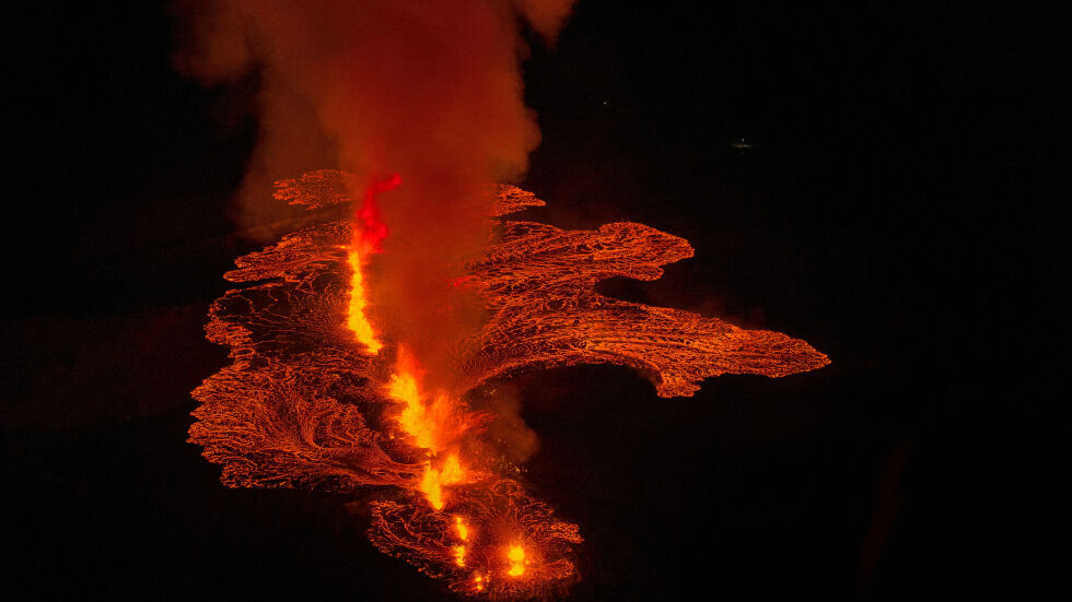 Вулканът в Исландия: Има ли опасност лавата да отвори нови пукнатини? (СНИМКИ и ВИДЕО)