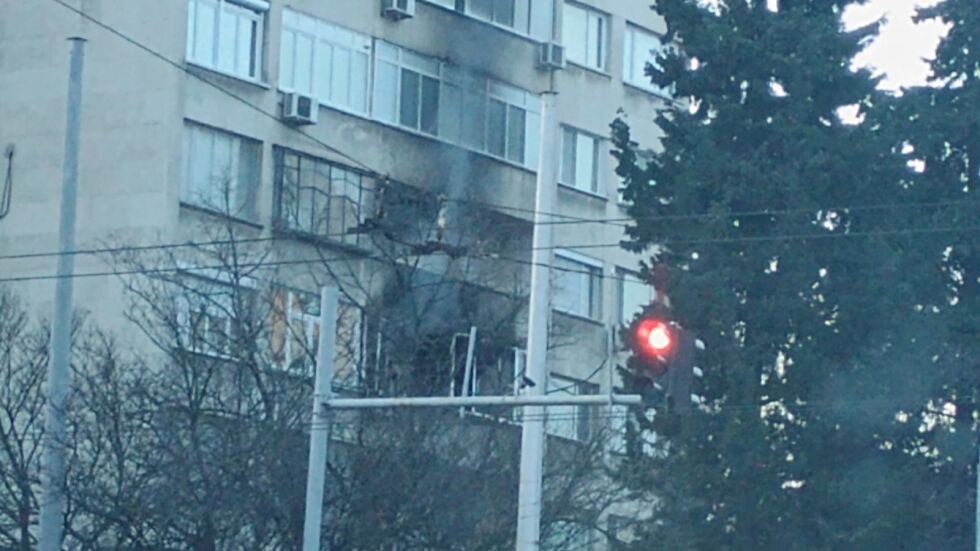 Пожар в блок в Стара Загора, има жертва (СНИМКИ)