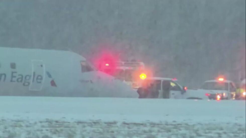 Заради лошото време в САЩ: Самолет излезе от пистата (ВИДЕО)