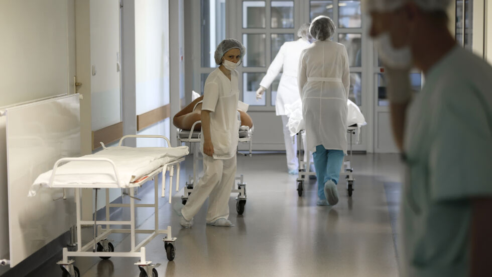Агресия срещу медик: Роднини на пациент удариха лекар, направил им забележка, че са шумни