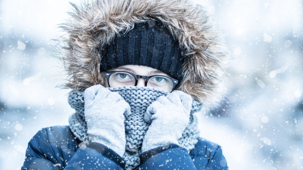  Зачервена и сърбяща кожа, кихане и сълзене на очите: Как ни влияе студът?
