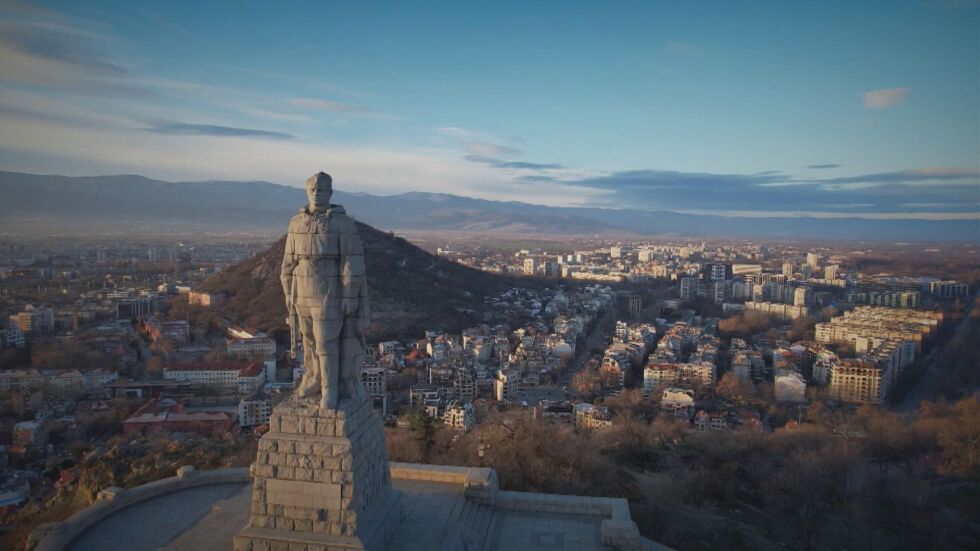 „Задочна България“: Тайните на паметника на Альоша (СНИМКИ)