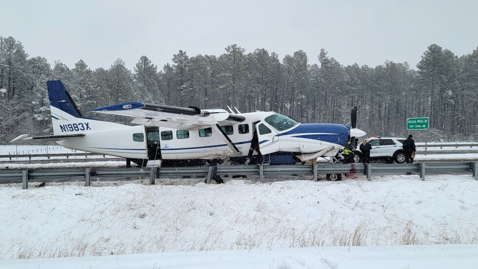 „Пилотът беше феноменален“: Самолет кацна аварийно на заснежена магистрала (ВИДЕО)
